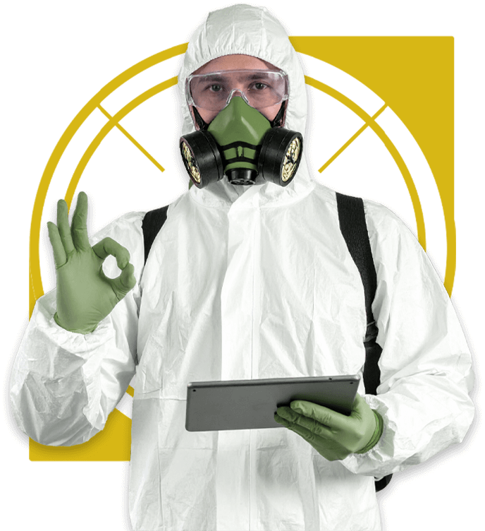 disinfestatore con tuta bianca di protezione e dispositivi di sicurezza con tablet in mano