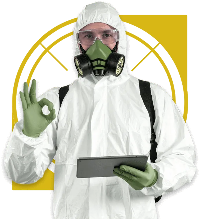 disinfestatore con tuta bianca di protezione e dispositivi di sicurezza con tablet in mano