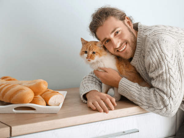 ragazzo contento abbraccia il suo gatto dopo l'acquisto del miglior antiparassitario